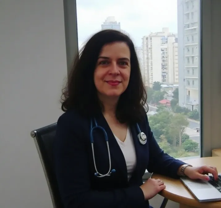 Dra. Regina Diniz com estetoscópio em consultório